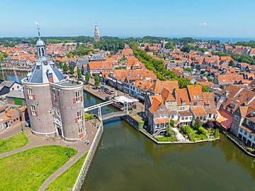 Luchtfoto van het historische stadje Enkhuizen aan het IJsselmeer in Nederland van Eye on You