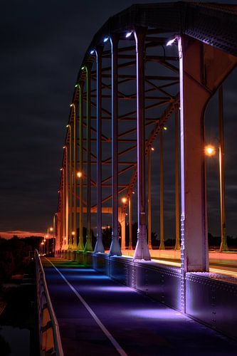 De gekleurde Wilhelminabrug in Deventer