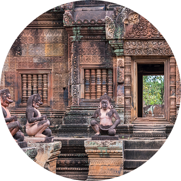 Mythologische figuren op de binnenplaats van de tempel, Cambodja van Rietje Bulthuis