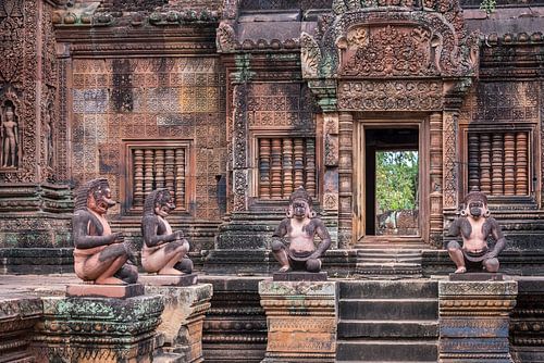 Mythologische figuren op de binnenplaats van de tempel, Cambodja