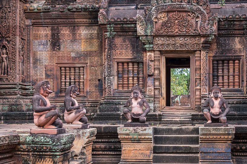 Mythologische figuren op de binnenplaats van de tempel, Cambodja van Rietje Bulthuis