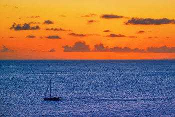 zonsondergang met uitzicht op zee