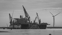 Het grootste schip ter wereld: Pioneering Spirit. van Jaap van den Berg thumbnail