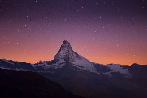 Sterren boven de Matterhorn in de Zwitserse Alpen