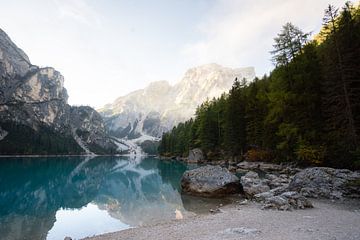 De weerspiegeling van bergtoppen in het prachtige blauw groene bergmeer Lago di Braies van Marit Hilarius