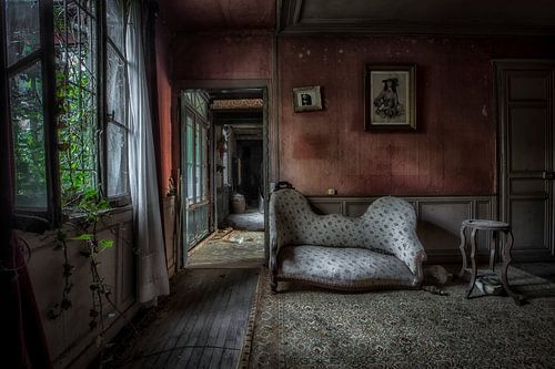 Bank in verlaten manoir 