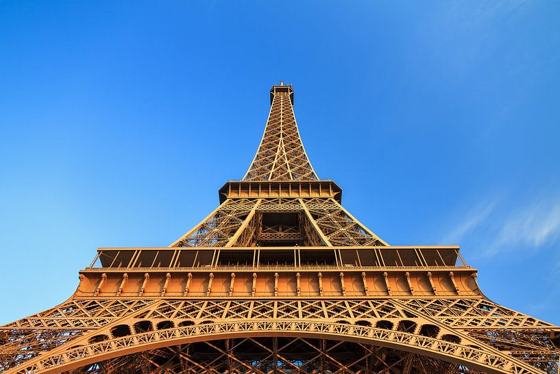 Eiffeltoren blauwe lucht van Dennis van de Water