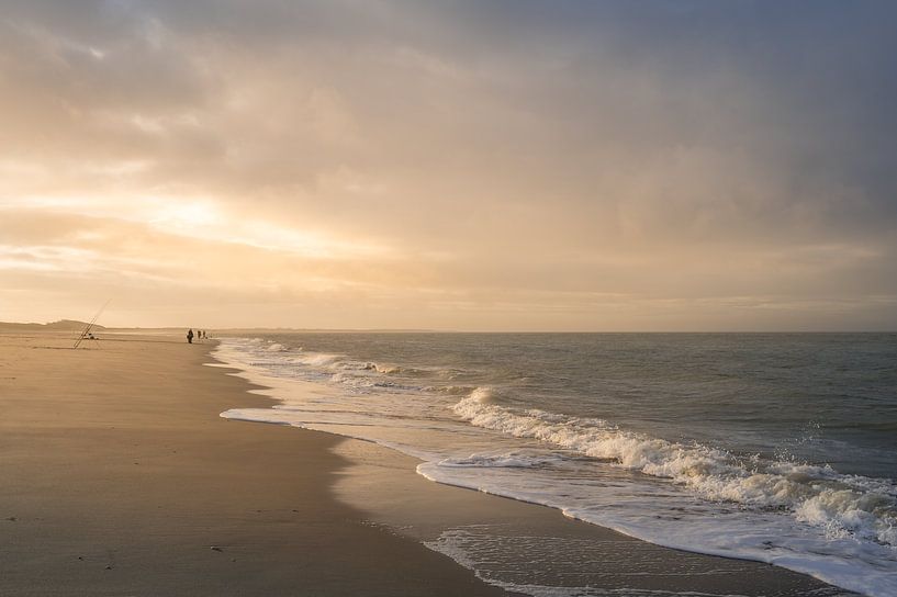 Vissers op het strand van De Banjaard tijdens de zonsondergang van John van de Gazelle fotografie
