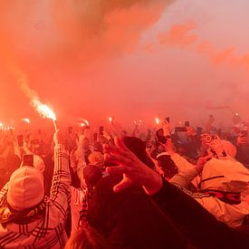 Feyenoord-Fans auf dem Coolsingel mit Fackeln von Feyenoord Kampioen