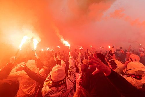 Supporters Feyenoord op de Coolsingel met fakkels van Feyenoord Kampioen