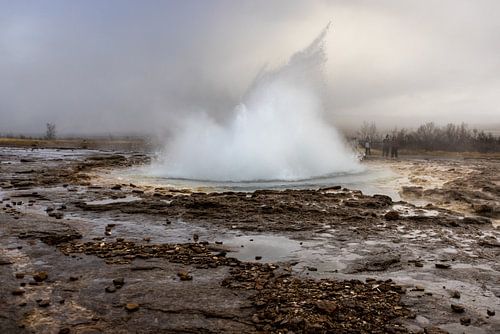 Fascinerende kracht van de natuur de Strokkur geiser op IJsland