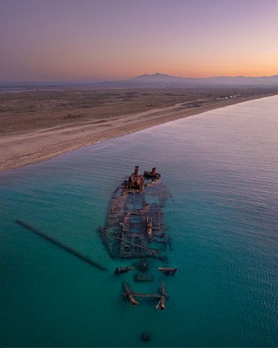 Schipwrak in helder water bij Griekse kust