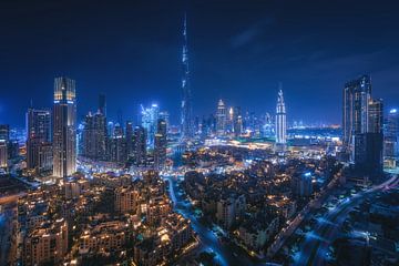 Dubai Skyline bei Nacht von Jean Claude Castor