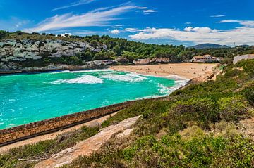 Mooie baai strand Cala Romantica, s'estany d'en mas op Mallorca van Alex Winter