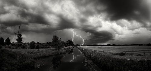 Rolwolk en bliksem bij Molen de Zwaan Vinkel in zwart wit