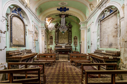 Verlaten kerk in het hart van Italië