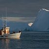 Un bateau de pêche avec des marins au Groenland sur Anges van der Logt