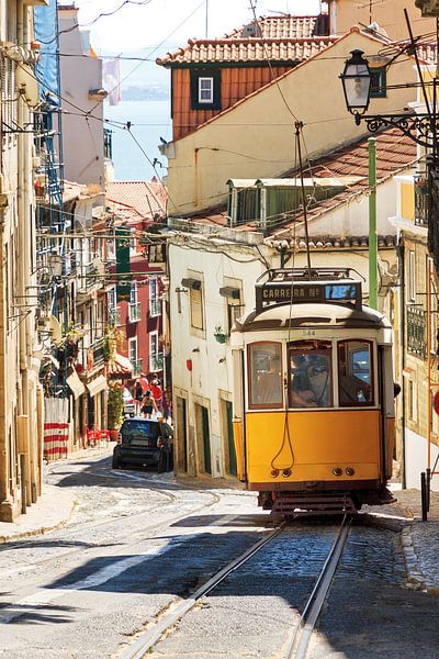 Tram in Lissabon van Dennis van de Water