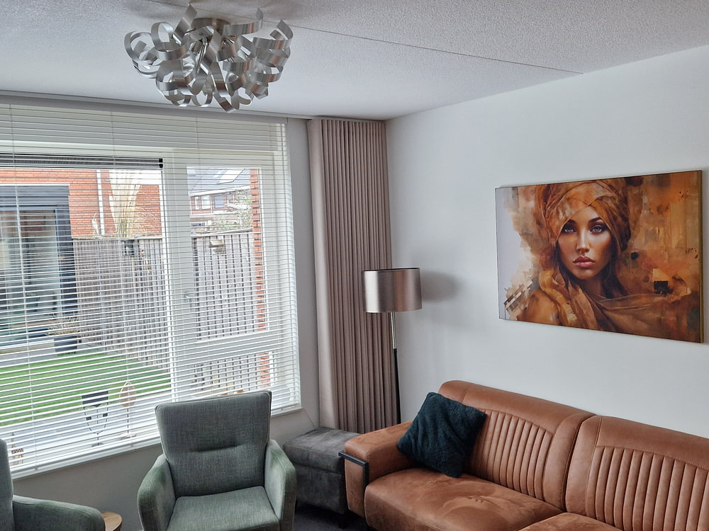 Modern portret van een jonge vrouw in oranje en bruin tinten