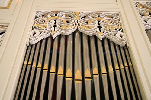 Orgelpijpen waar muziek uit komt 