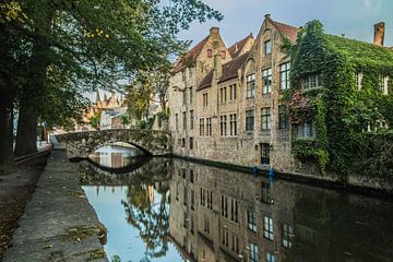 Reflectie in de rivier, Brugge van Sasja van der Grinten