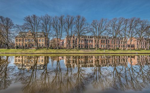 Leeuwarder stadsgracht met links het voormalige ziekenhuis, het Diakonessehuis