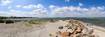 Veel kitesurfers op het zonnige strand van Laboe
