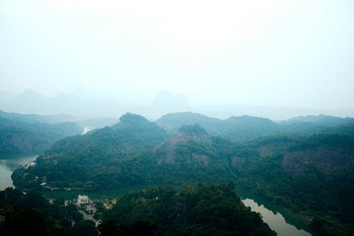 Een rivier door de mistige bergen van Guangdong