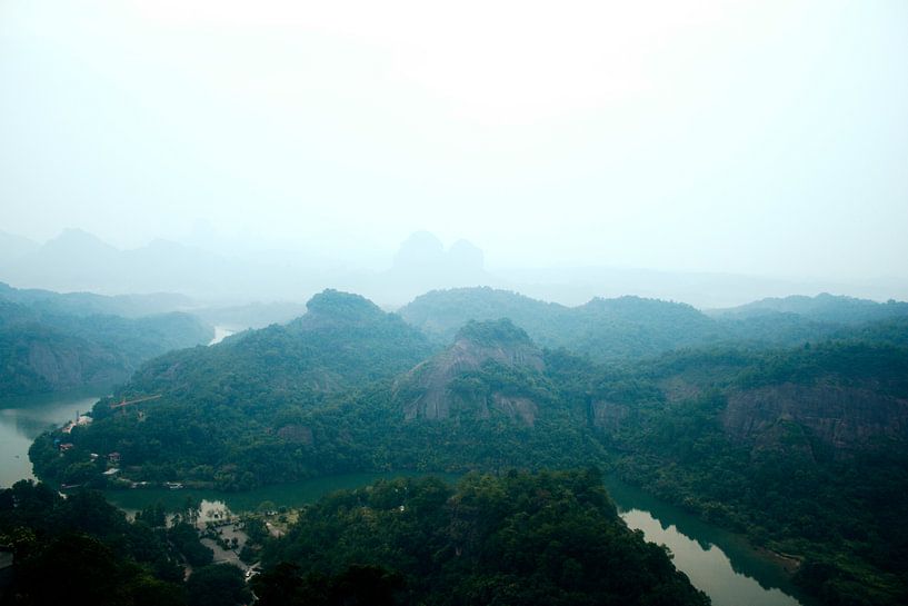 Een rivier door de mistige bergen van Guangdong by André van Bel