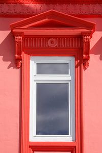 Verziertes Fenster an roter Hauswand, Bremen, Deutschland