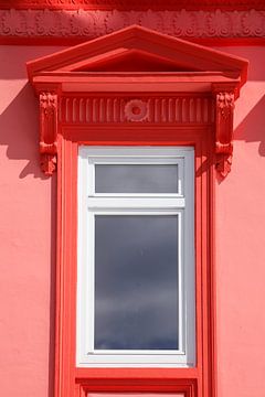 Sierlijk raam op rode huismuur, Bremen, Duitsland van Torsten Krüger