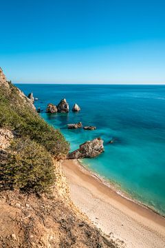 Plage portugaise avec mer bleue turquoise sur Leo Schindzielorz