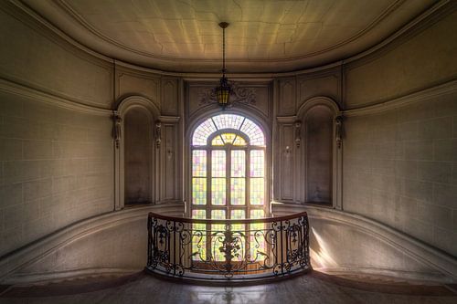 Cage d'escalier dans un château abandonné.