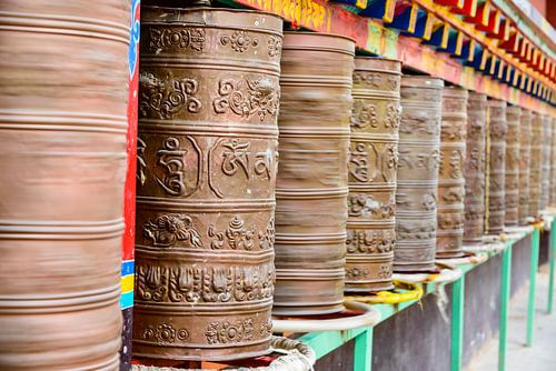 Gebedsmolens in het Surmang Namgyaltse Klooster in Modrong, Nangchen regio