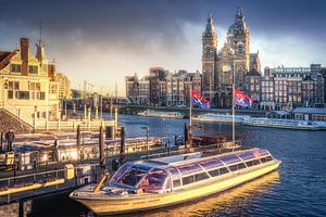 De sint nicolaas baselisk in de zon met boot op de voorgrond en wolken in Amsterdam oosterdok van Bart Ros