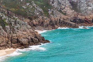 Blauwe zee en rotsen Zuid Engeland van Marly De Kok