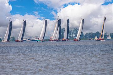 Skûtsje zeilen in Friesland een wedstrijd tussen de steden.