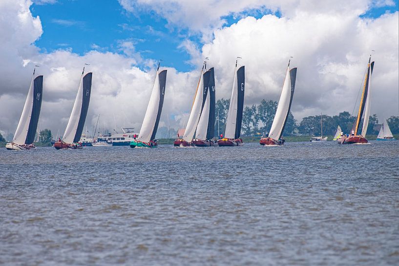 Skûtsje-Segeln in Friesland - ein Wettbewerb zwischen Städten. von Brian Morgan