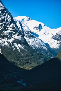 Straße die durch das Norwegisches Hochgebirge führt
