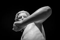 Marmeren beeld met afwerende arm