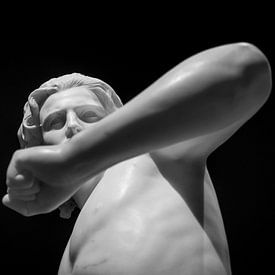 Marble statue with repelling arm by Noud de Greef