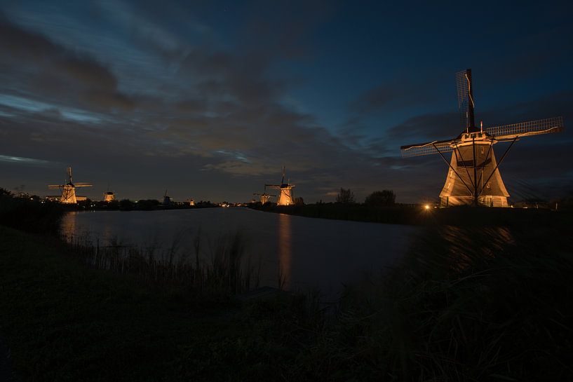 de windmolens in Kinderdijk zijn verlicht von Marcel Derweduwen