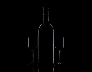Bouteille et verres discrets