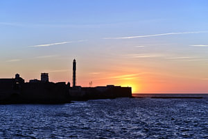 Skyline von Cádiz zur Blauen Stunde in der Bucht von Caleta