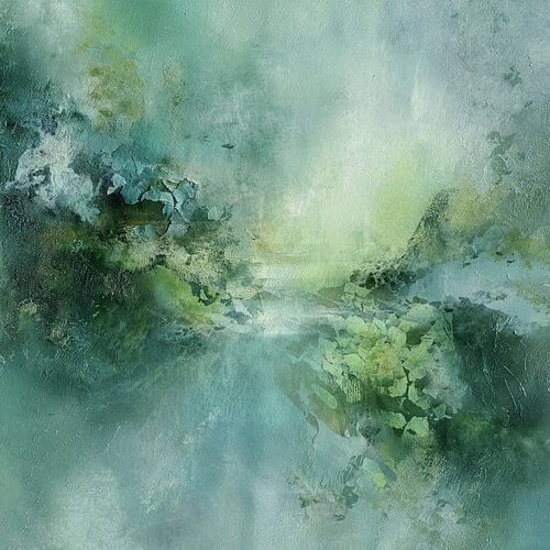 Lumière brumeuse dans la profondeur verte