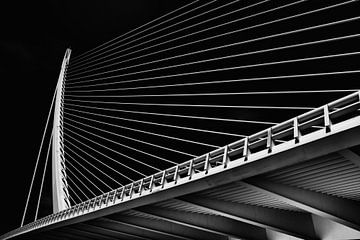 Assut de l'Or-Brücke in Valencia - schwarz-weißer Minimalismus