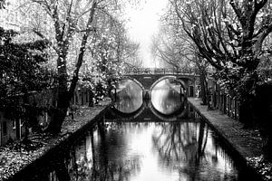 Oudegracht mit der Hamburger Brücke Utrecht im Nebel