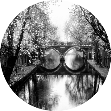 Oudegracht met de Hamburgerbrug  Utrecht in de mist (zwart-wit)