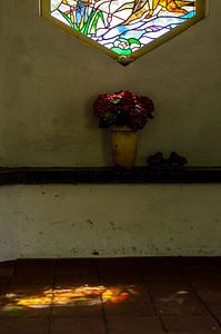 Stained glass lighting in an old chapel in the Netherlands von Hein Fleuren