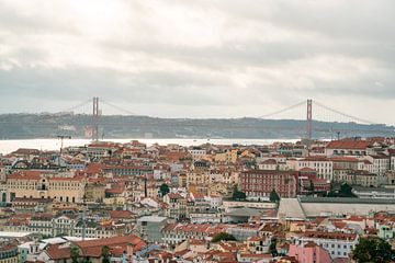 Het stadsbeeld van Lissabon met historische gebouwen van Leo Schindzielorz